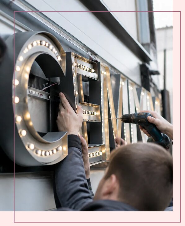 Световые буквы на раме в Ревде по цене от 6876 р. | Аванза-Рвд